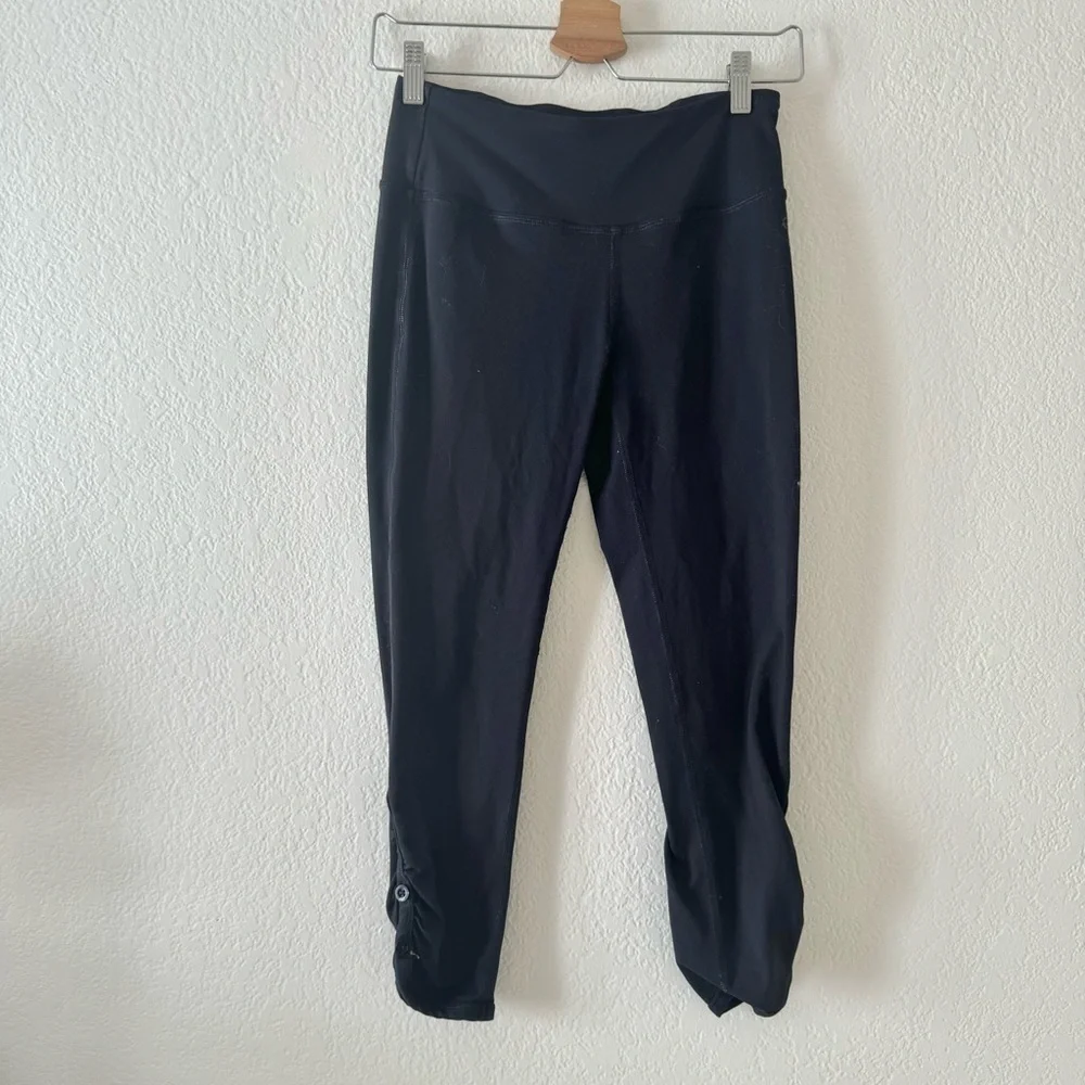 ALO Black Cropped Button Leggings